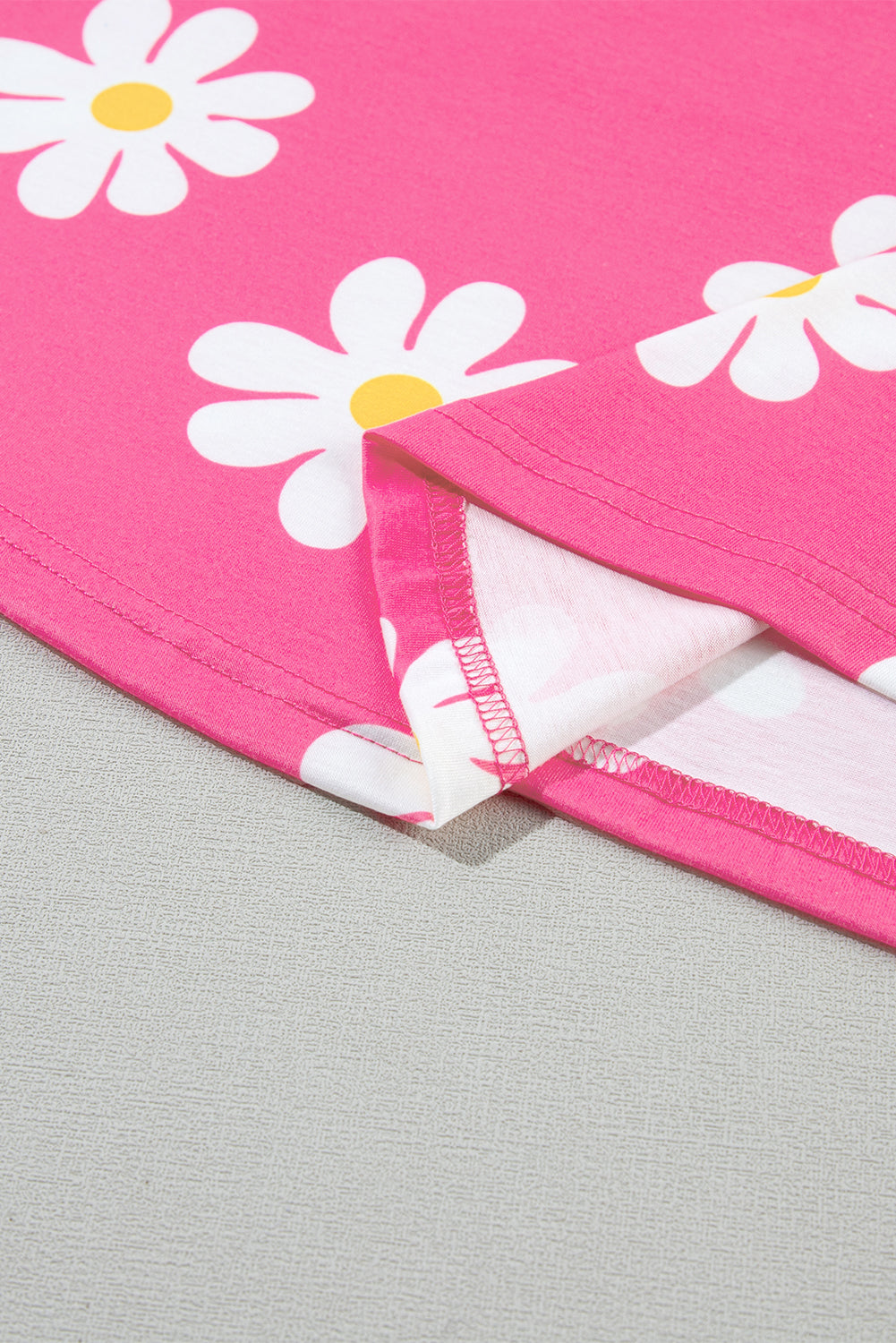 T Shirt . Pink Daisy Printed Crewneck T Shirt