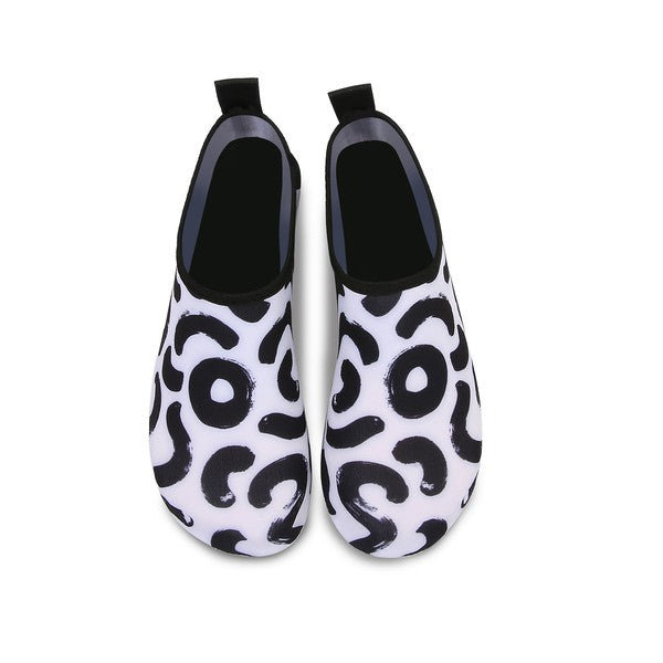 Aqua Shoes . Unisex Fashionable Circular Line Print Aqua Shoes