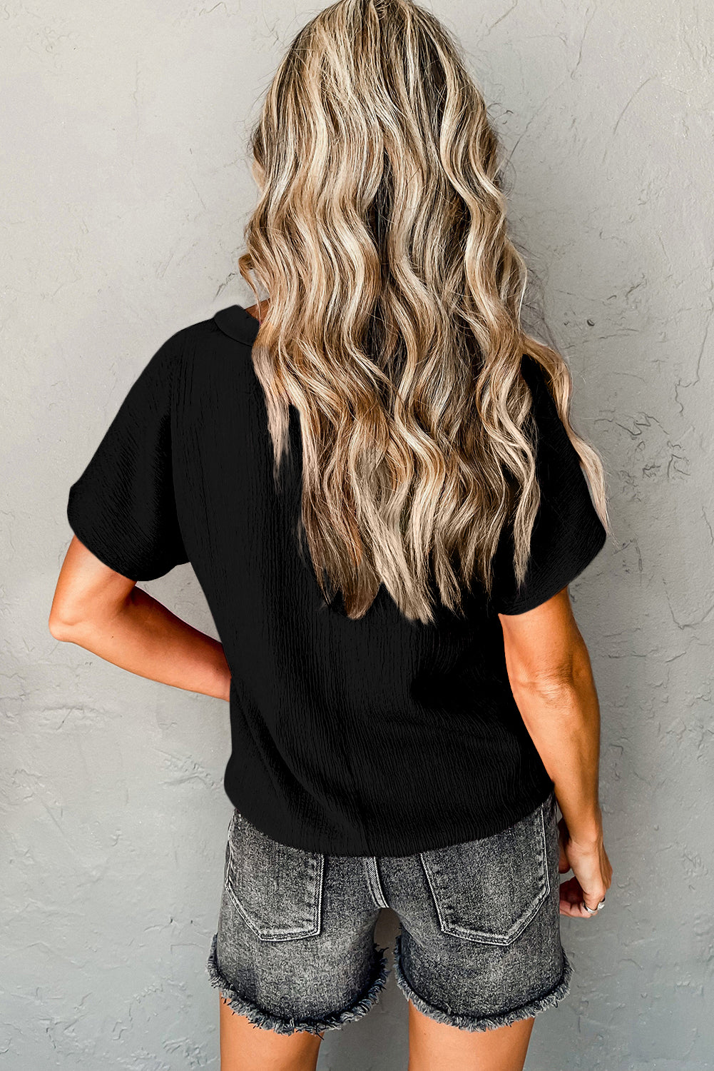 T-shirt  .  Black Crinkled V Neck Wide Sleeve